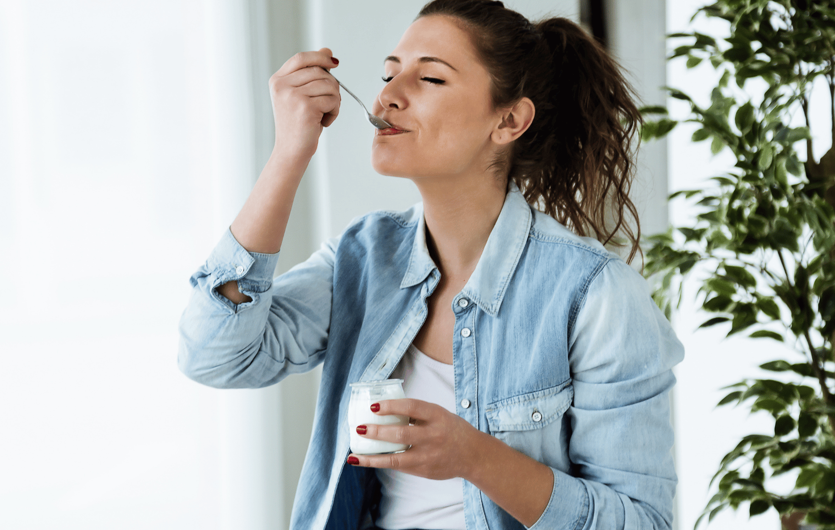 Žena u pracovního oběda z krabičky