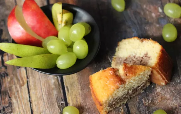 V průběhu pečení vznikne spojením obou těst mramorování. Pečeme v rozehřátý troubě na 160 stupňů 40-45 minut.
Podáváme nejlíp se studeným mlíkem nebo kakaem, mňam!