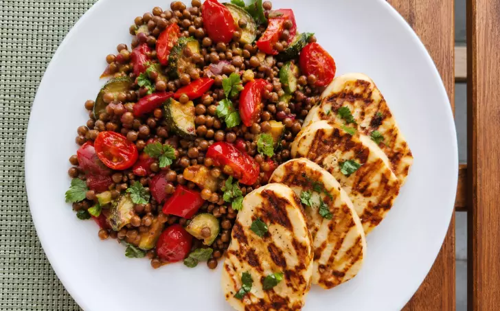 Čočkový salát s halloumi