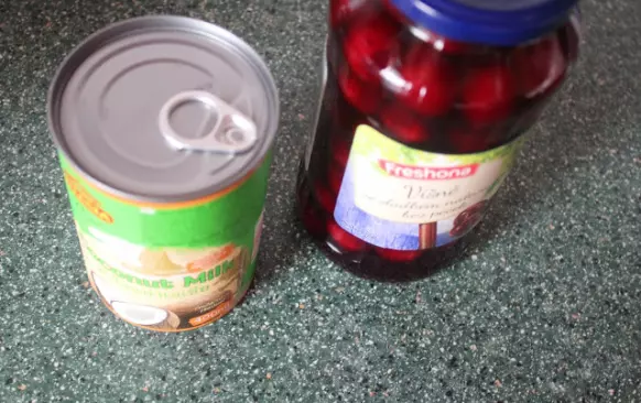 Na višňovú omáčku použijeme len samotnú kompótovú šťavu a kukuričný škrob, vďaka čomu dostaneme konzistenciu omáčky.
Nesladíme ju, pretože kompót je sám o sebe dosť sladký.