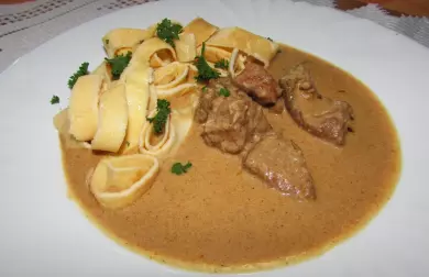 VEPŘOVÉ NA PAPRICE S "TĚSTOVINAMI"