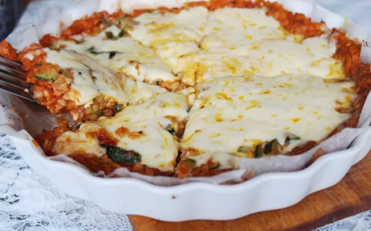 Slaný quiche z korpusu z červenej šošovice a cukinou