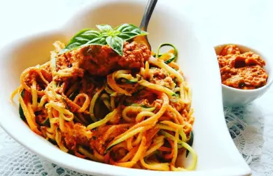 Mrkvovo - cuketkové nudličky s rajčinkovo - bazalkovým pestom