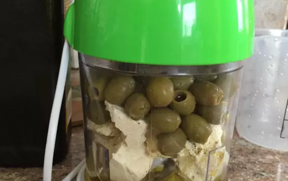 Všetky ingrediencie rozmixujte v mixéri, kým nevznikne kašovitá konzistencia.
Podávame s pečivom alebo chlebom.