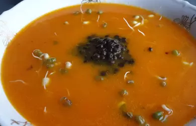 Mrkvová polévka s černou čočkou