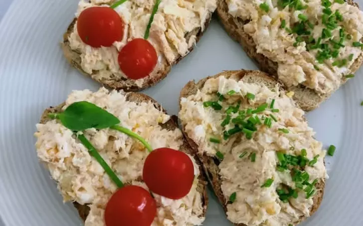 Tuňáková pomazánka s cottage a vejci