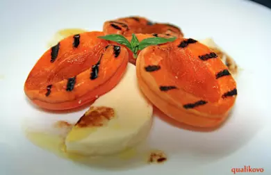 Grilované meruňky s mozarellou