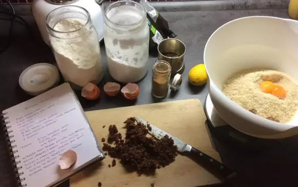 Do prosáté mouky přidáme citrónovou kůru,cukr,mandlovou mouku,rozsekané hrozinky,tlučený hřebíček a skořici. Těsto spojíme žloutky a máslem a vypracujeme.Necháme v lednici odležet (třeba přes noc). Vyválíme 3 mm silný plát a vykrojíme půlměsíčky.
Pečeme dorůžova. Pak je ještě teplé na plechu potřeme citrónovou polevou,kterou si umícháme z prosátého moučkového cukru a citrónové šťávy. 

Poznámky:
V původním receptu bylo 140 g cukru,já použila 100g. Na spojení surovin,byly uvedeny jen 2 vejce,směs byla sypká,tak jsem přidala 125 g másla. V původním receptu,se udělalo těsto a hned se vyválelo...já dala na noc odležet,ať se chutě a vůně krásně propojí.