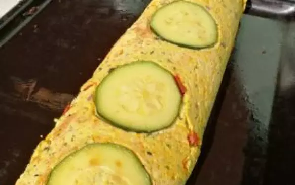 Plníme:

na těsto poklademe rovnoměrně plátkový sýr, který potřeme ochuceným tvarohem a posypeme sušenými rajčaty a paprikovými kuřecími kousky. Roládu opatrně zavineme a pečeme 15 minut na 170 °C.