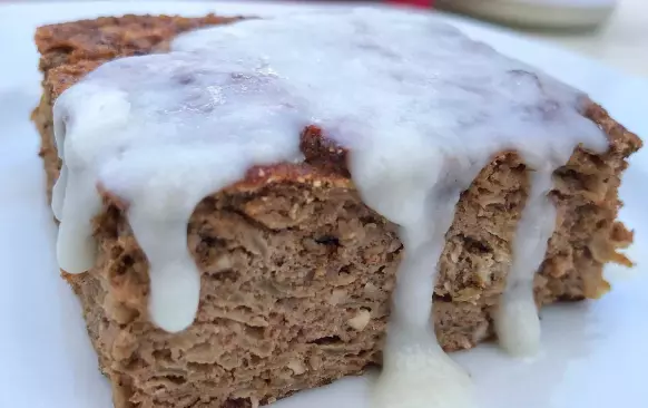 Jablka nastrouháme na struhadle nahrubo v míse. Přidáme k nim ostatní ingredience kromě vajec a promícháme. Vejce rozklepneme do hrnku a rozkvedláme vidličkou. Přilijeme je k jablkové směsi, zamícháme a necháme 3 minuty odležet.

 Dáme do formy (19x13 cm) s pečicím papírem a pečeme na 175 stupňů cca 30 minut. 

Jako polevu jsem použila kokosový krém, který jsem rozehřála ve vodní lázni.

PS: těsto by nemělo být tekuté, takže se nelekejte:)