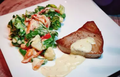 Steak z tuňáka se smetanovou zeleninou LC