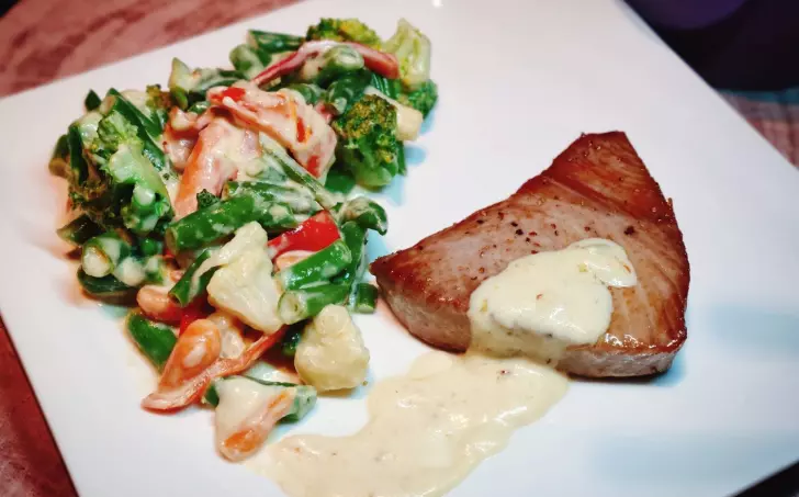 Steak z tuňáka se smetanovou zeleninou LC