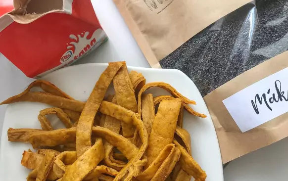 Batáty pokrájíme a vaříme doměkka. Pak slijeme vodu, přidáme vejce a rozmixujeme. Nakonec přidáme lžíci psyllia a necháme 5 minut odstát. Rozetřeme na plech s pečicím papírem a pečeme na 150 stupňů cca 25 minut. 


Po upečení nakrájíme na nudle (já jsem použila krájítko na pizzu, ale půjde to i nožem). Na pánvi si ohřejeme smetanu nebo kokosové mléko, přidáme nudle, mák a promícháme.