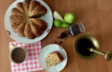 Špaldová bábovka s hruškami a hřebíčkem