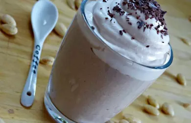 Dezert z mandlí, karobu, datlového sirupu a kokosové smetany