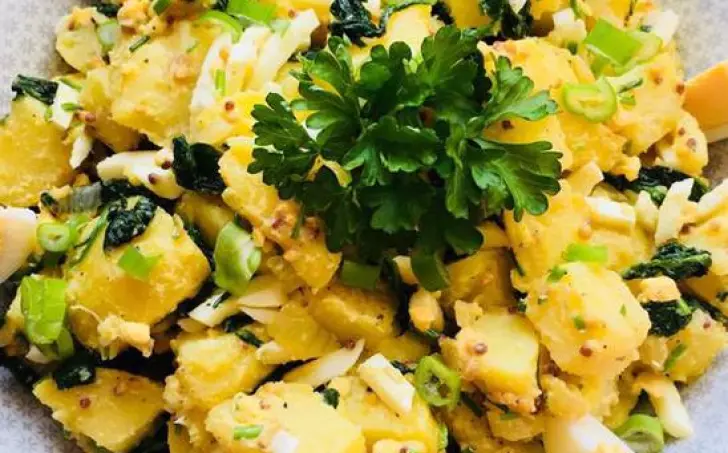 Bramborový salát se špenátem a vejci