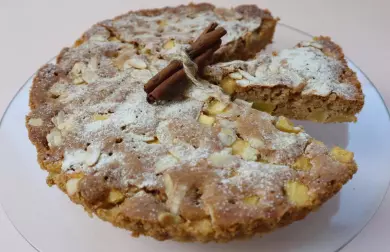 JABLEČNÝ KOLÁČ SE SKOŘICÍ A MANDLEMI