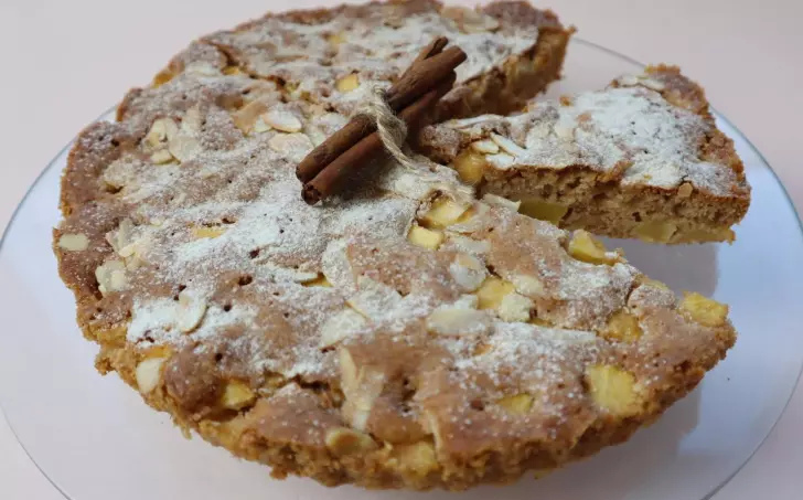 JABLEČNÝ KOLÁČ SE SKOŘICÍ A MANDLEMI