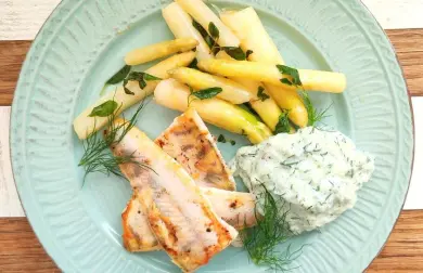Zubáč s bylinkovou špargľou a tzatziki
