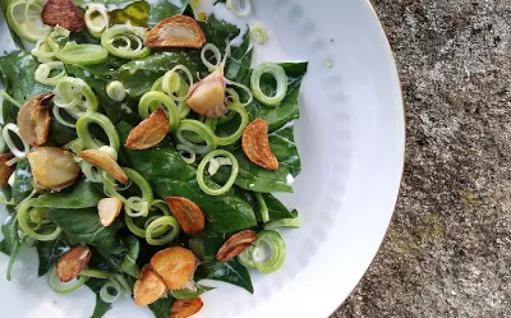 Salát ze špenátových listů se smetanou a česnekovými chipsy