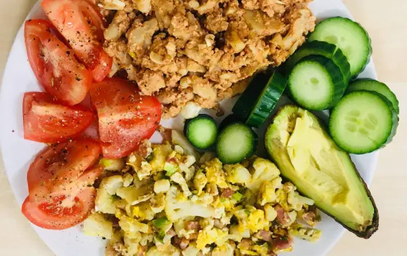 Květák si oloupene na růžičky a uvaříme v osolené vodě. Mezitím si do misky smícháme protlak, chilli, pepř, oregano a prolisovaný česnek - pokud by byla směs moc husté mírně zředíme vodou. Květák po uvaření zcedíme a rozdělíme na dvě části. První vložíme do misky s protlakem a kořením, přidáme jedno vejce a promícháme. Směs osmahneme na rozžhavené pánvi.
Druhou polovinu květáku připravíme tak, že na pánvi rozehřejeme trochu oleje, přidáme slaninu, cibulku, poté přidáme květák a necháme mírně orestovat, poté zalejeme vajíčkem a promícháme.
Dobrou chuť :)