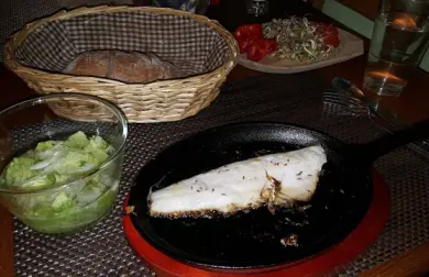 Prírodný filet zo zubáča na liatinovej panvici