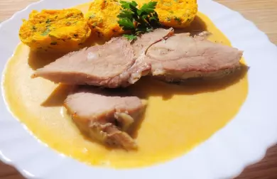 Vepřová kýta na smetaně se zeleninovým knedlíkem