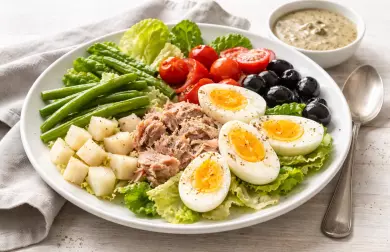 Salát Niçoise s tuňákem, fazolkami a tuřínem