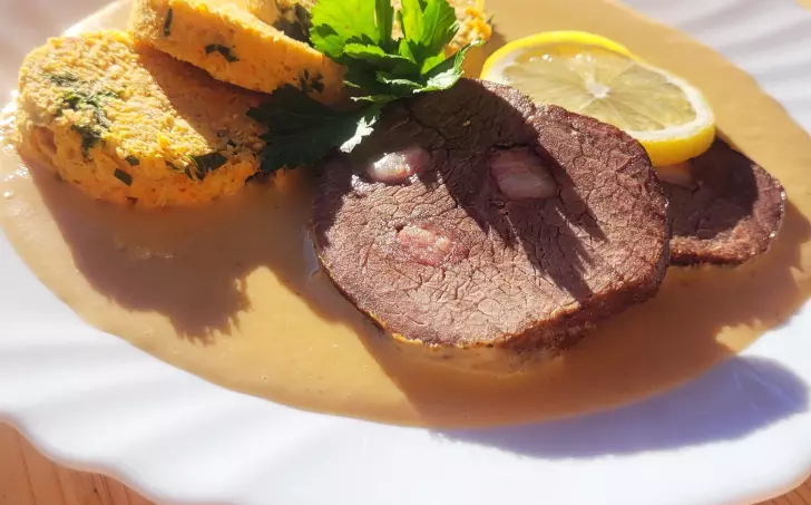 HOVĚZÍ SVÍČKOVÁ SE ZELENINOVÝM KNEDLÍKEM