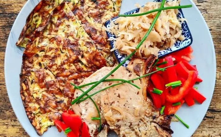 Vepřová pečeně, cukeťák a zelí s křenem