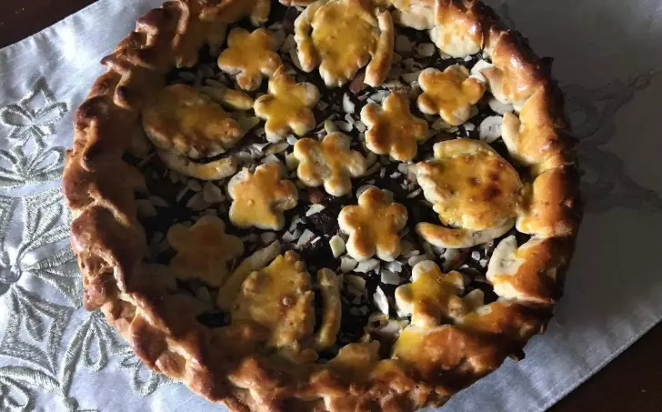 Linecký koláč s hrozinkovou náplní