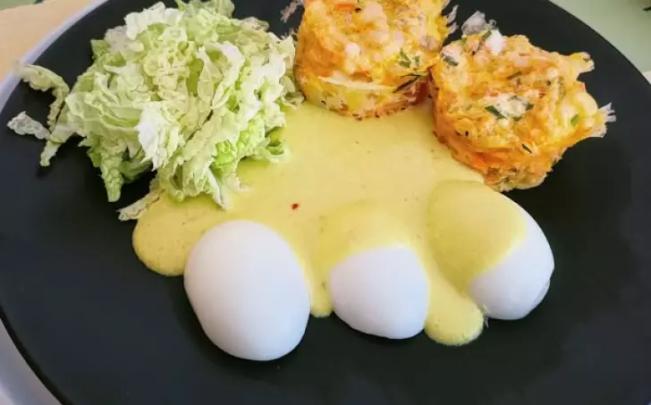 Vejce s dijonskou omáčkou a mrkvové knedlíky