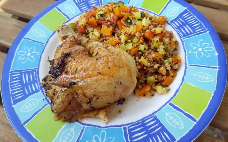 Kuřecí stehno s teplým quinoovým salátem