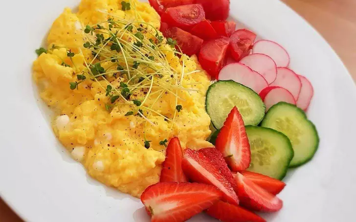 Míchaná vajíčka s cottage sýrem a zeleninou