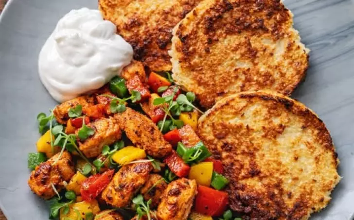 Kuřecí směs, květákové placičky a jogurtový dip