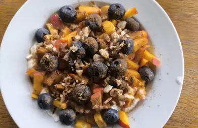 Krémová proteinová kaše s lněnou moukou, ovocem a vanilkovým přelivem