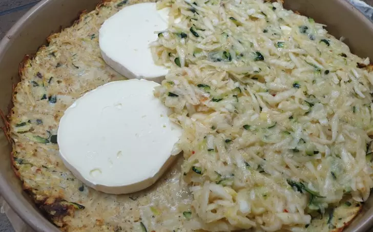 Cuketo-celerový koláč plněný hermelínem