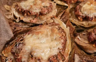 Zapečené "steaky" ze zelí s mletým masem a lahodnou omáčkou