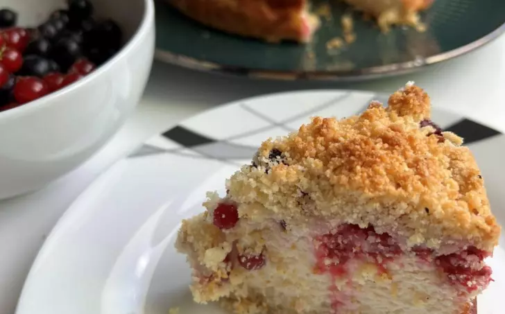 Drobenkový koláč s tvarohem a ovocem