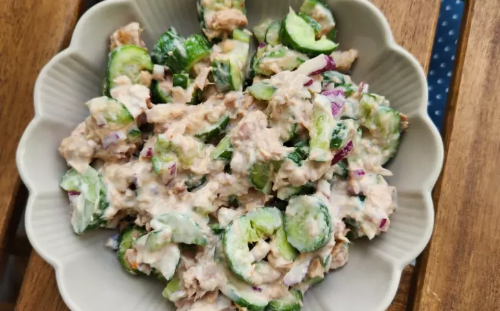 Rychlý okurkový salát s tuňákem