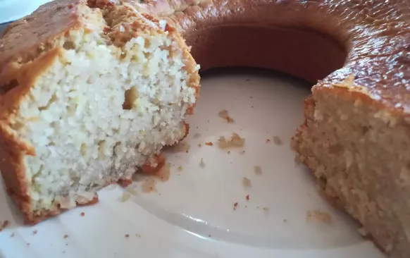 Vše smíchejte dohromady, u citrónu použijte POUZE nastrouhanou kůru, ne šťávu. Klidně můžete i kůru ze tří citrónů.
Já jsem dala větší množství celozrnné mouky a proto jsem musela přidat i trochu vody, protože celozrnné mouky na sebe trochu natahují vodu a pak by těsto bylo příliš tuhé a těžké.
Pečte cca 35-45 minut na 180°C.