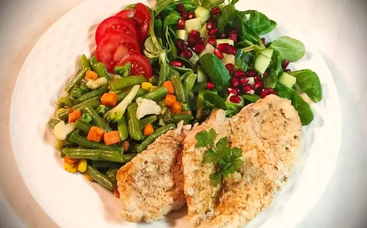 Restovaná kuřecí prsa se zeleninou - LC