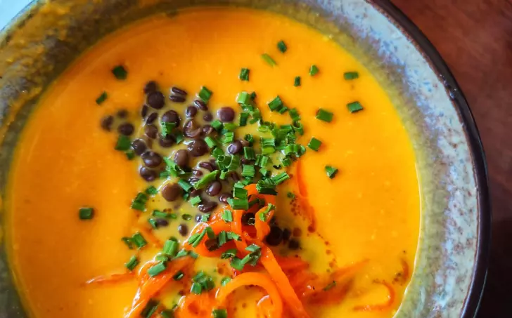 Polévka z pečené dýně a černé čočky