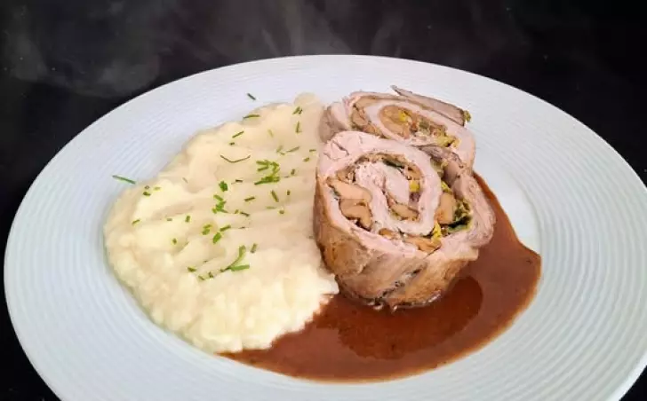 Roláda z panenky plněná houbami a celerové pyré