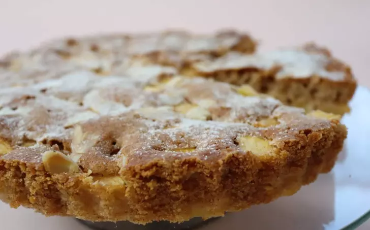 JABLEČNÝ KOLÁČ SE SKOŘICÍ A MANDLEMI