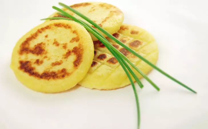 1. Blok - masovo-zeleninové placičky, pyré, salátek