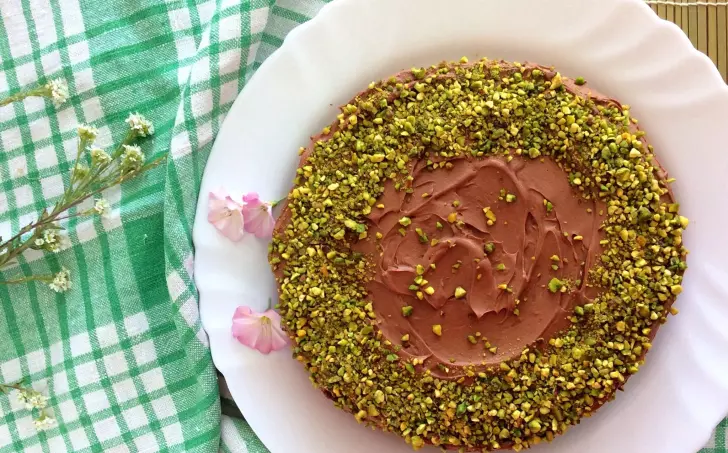 Pistáciový dort s čokoládovým máslovým krémem