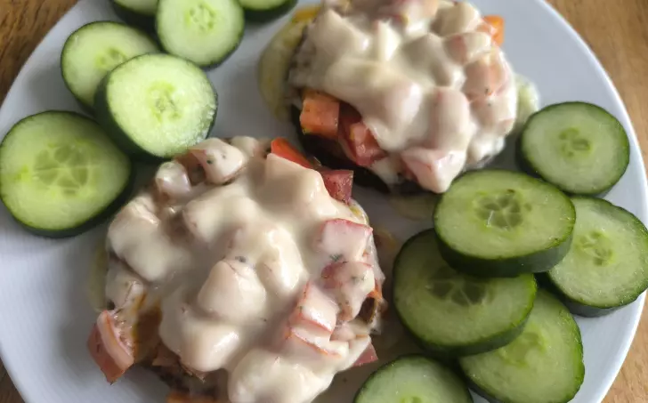 Zapečený LC chléb s rajčaty a okurkou