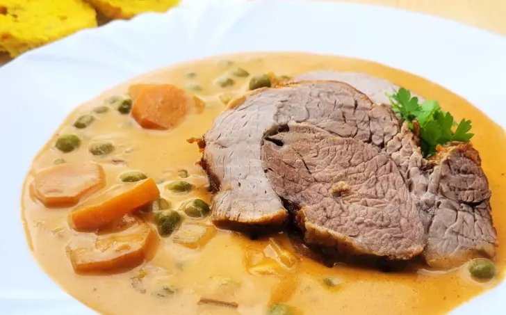 VEPŘOVÁ BRATISLAVSKÁ PLEC S MANDLOVÝM KNEDLÍKEM