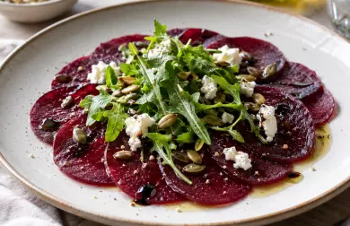 Řepné carpaccio s kozím sýrem, rukolou a dýňovými semínky